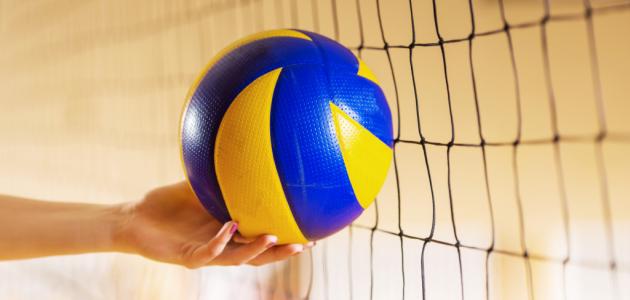 في قانون كرة الطائرة يجوز أن تلمس الكرة الشبكة عند عبورها .