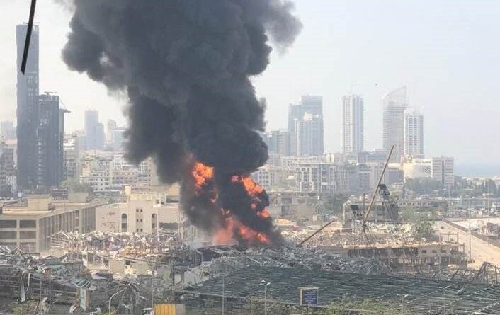 بعد شهر على الانفجار..  اندلاع حريق كبير في مرفأ بيروت