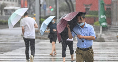 إعصار "إن-فا" يتسبب بإغلاق منطقة شنغهاي التجارية ووقف رحلات جوية وخدمة النقل