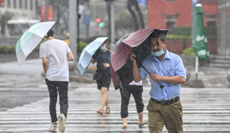 إعصار "إن-فا" يتسبب بإغلاق منطقة شنغهاي التجارية ووقف رحلات جوية وخدمة النقل