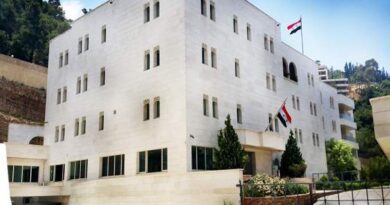السفارة السورية في بيروت تنفي فرض رسوم على دخول اللبنانيين إلى الأراضي السورية